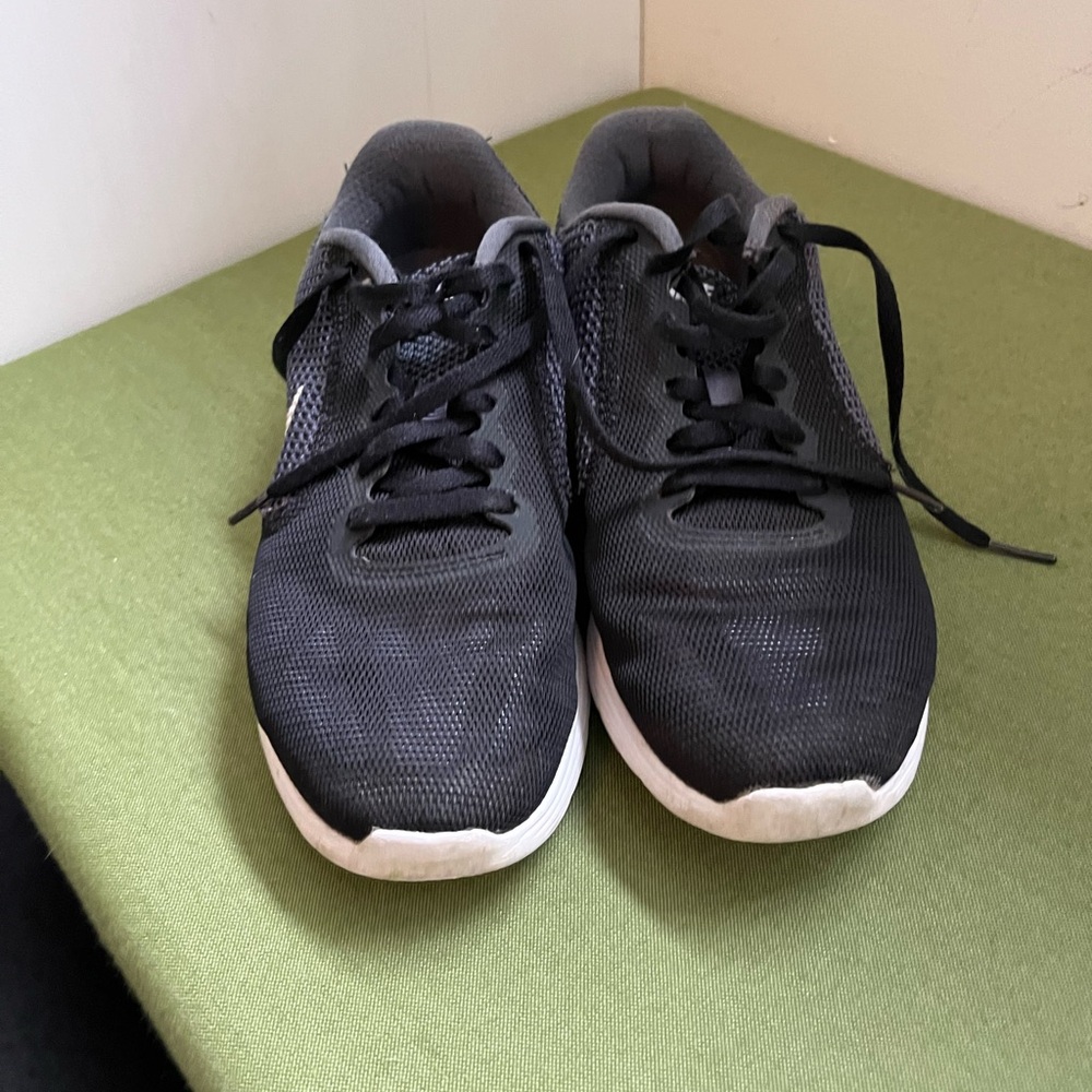 Nike Women’s Black & Gray Running Shoes with White Swoosh - Picture 8 of 8